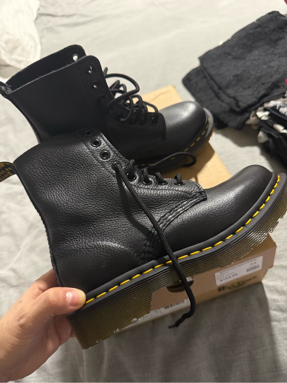 Dr. Marten’s Airwair pascal- Virginia black boots